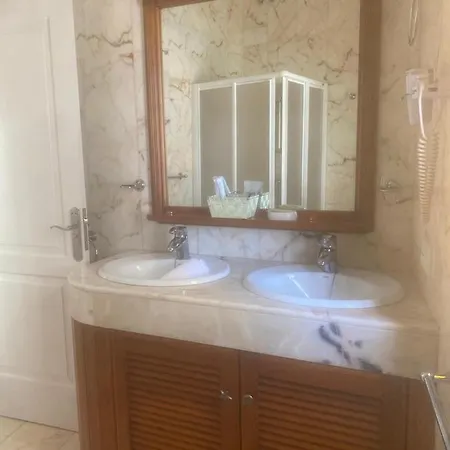 Lantia Rooftop House אכסניה